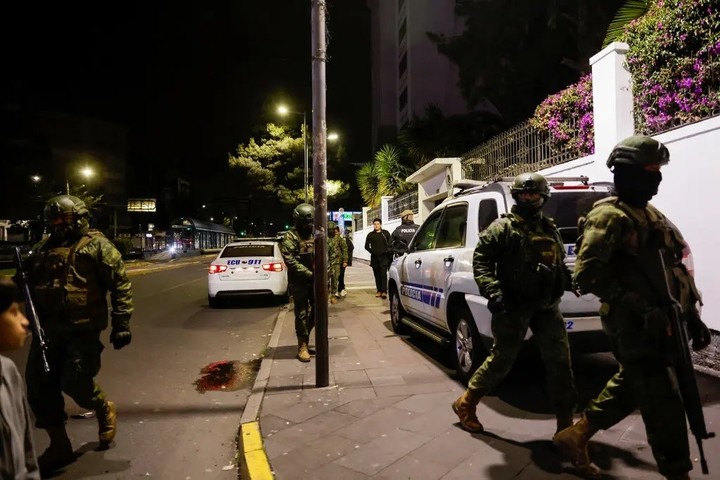 Policías y militares frente a la Embajada de México el viernes en Quito, Ecuador. Foto: Reuters