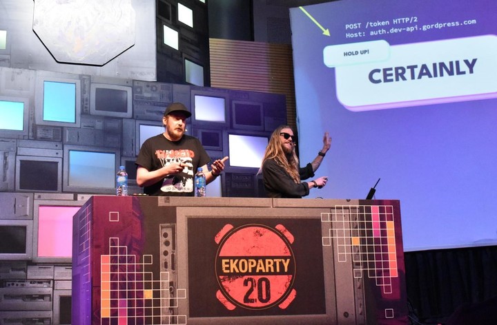 Joona Hoikkala (izquierda) y Fredrik Alexandersson, alias “STÖK”, en el cierre de Ekoparty 20. Foto: Yamila Cuestas