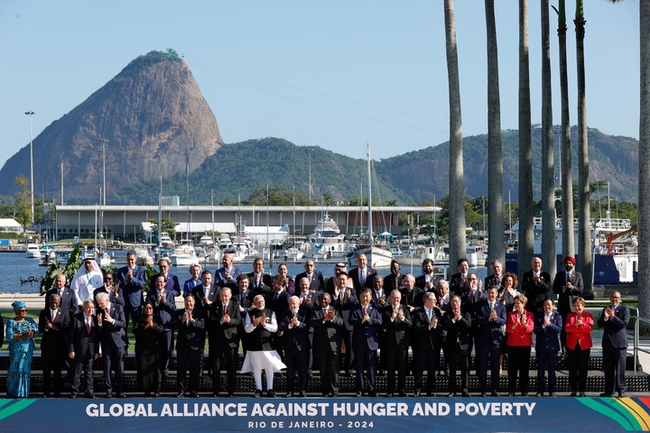 Jefes de Estado de las 20 mayores economías del mundo, la Unión Europea y la Unión Africana, así como los países invitados, posan para la fotografía oficial durante la cumbre G20, este lunes en los jardines del Museo de Arte Moderno, en Río de Janeiro (Brasil). Foto EFE