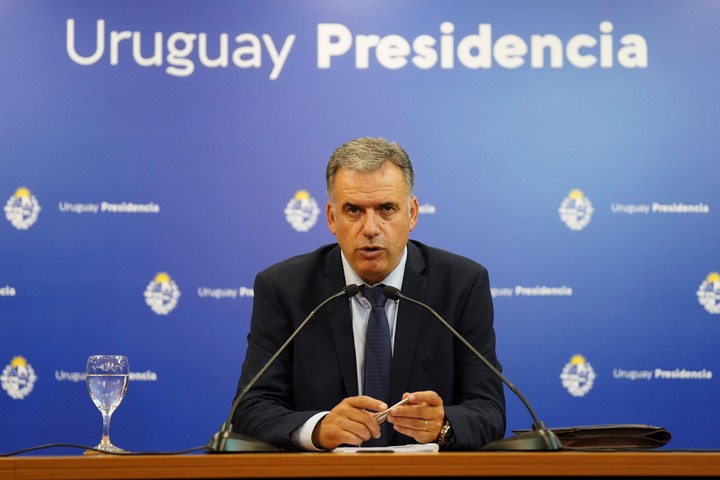 El presidente electo de Uruguay, Yamandú Orsi, este miércoles, tras su reunión con Luis Lacalle Pou. Foto: AP 