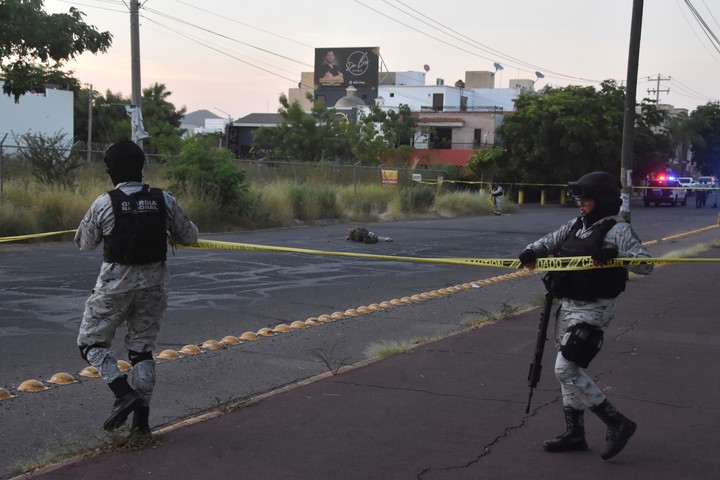 Militares mexicanos, frente a un cadáver en una calle de Culiacán, en Sinaloa, México. Foto: AP 