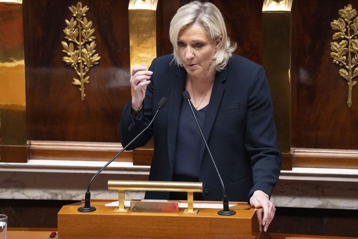 La líder de extrema derecha Marine Le Pen, este miércoles en el Parlamento de Francia, al votar contra el premier Michel Barnier. Foto: BLOOMBERG   