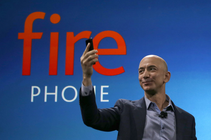 Jeff Bezos muestra el Amazon Fire Phone. AP