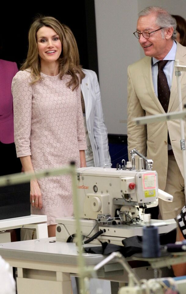 Isak Andic, con la reina Letizia, en una visita a las instalaciones de Mango. Foto Reuters