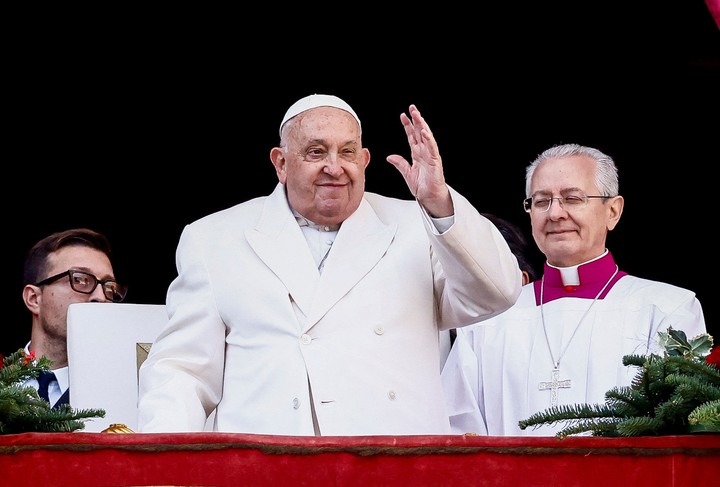 El Papa deseó a todos "una serena y santa Navidad" e impartiendo la bendición 'Urbi et Orbi'. Foto: Reuters