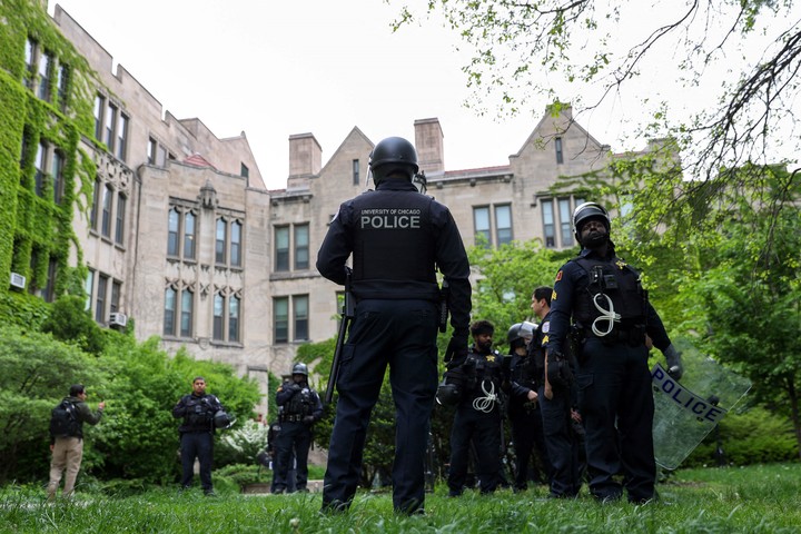 La policía de la Universidad de Chicago patrulla el campus después de desmantelar un campamento pro-Palestina, en Chicago, Illinois, el 7 de mayo de 2024. Foto AFP