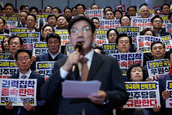 El líder del  oficialista Partido del Poder Popular habla a sus seguidores tras el impeachment al presidente interino. Foto: BLOOMBERG