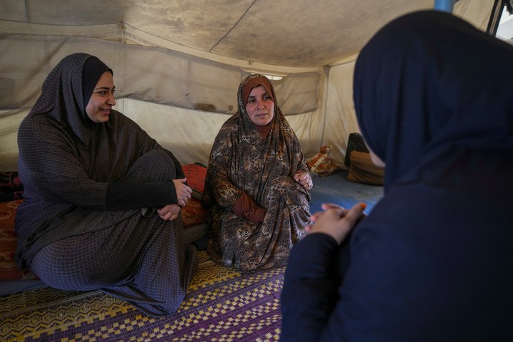 Alaa Hamami habla con su hermana y una vecina del campamento. Foto: AP