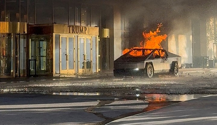 El auto arde tras la explosión. Foto: Reuters