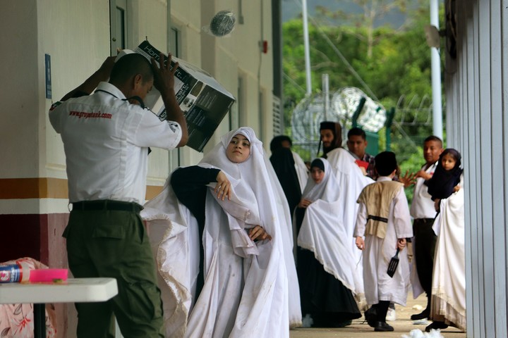 Una foto del día en que un grupo de migrantes de origen judío de la secta Lev Tahor se amotinaron y escaparon de un centro familiar en Chiapas. Foto EFE.