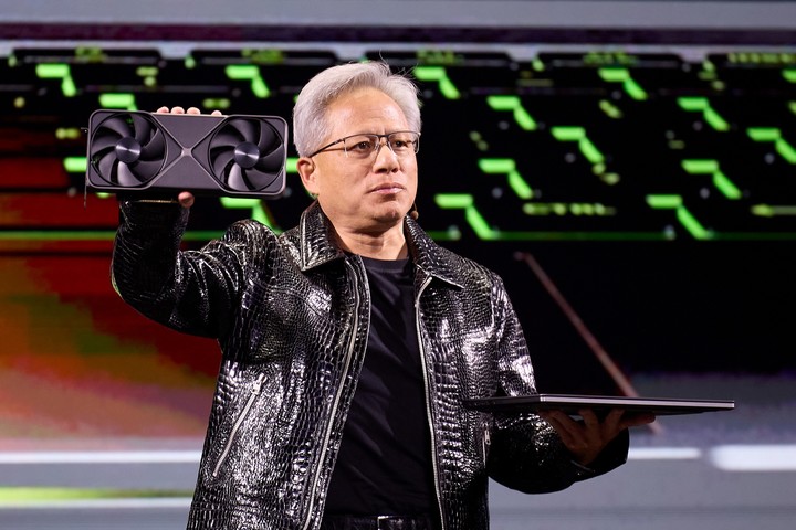 Jensen Huang sostiene la notebook RTX Blackwell y la placa de video RTX 5070 durante la conferencia de Nvidia en Las Vegas. (Foto: EFE)