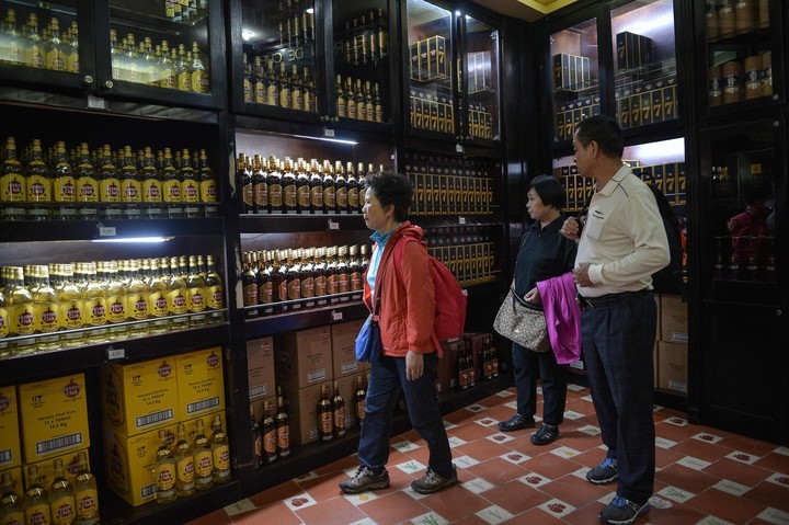 Turistas observan botellas de ron Havana Club en el Museo del Ron en La Habana. Foto AFP