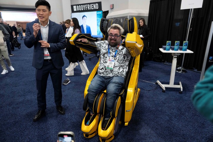 El sillón masajeador que se parece a un Transformer. Foto: AP.