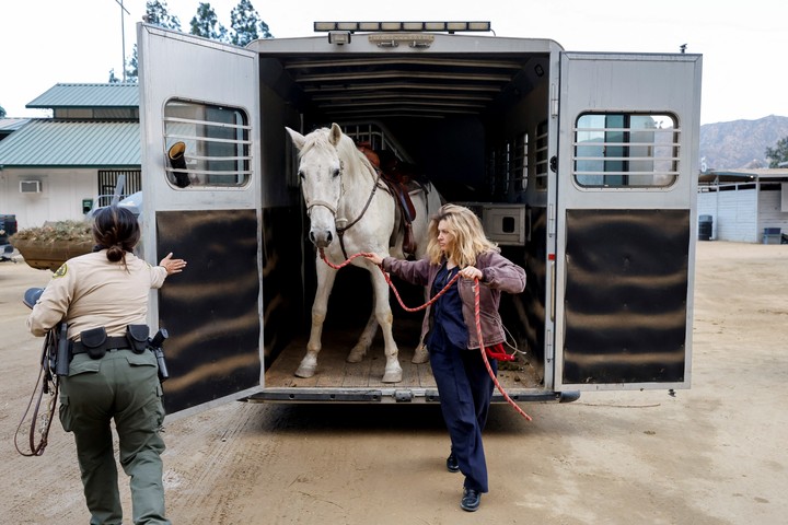 Tiprin Follett, una habitante evacuada, descarga a su mascota en Altadena (Reuters)