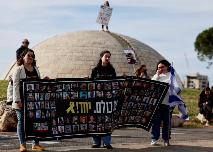 Retratos de los rehenes todavía en manos de Hamas, en una marcha este sábado en Jerusalén. Foto: REUTERS   