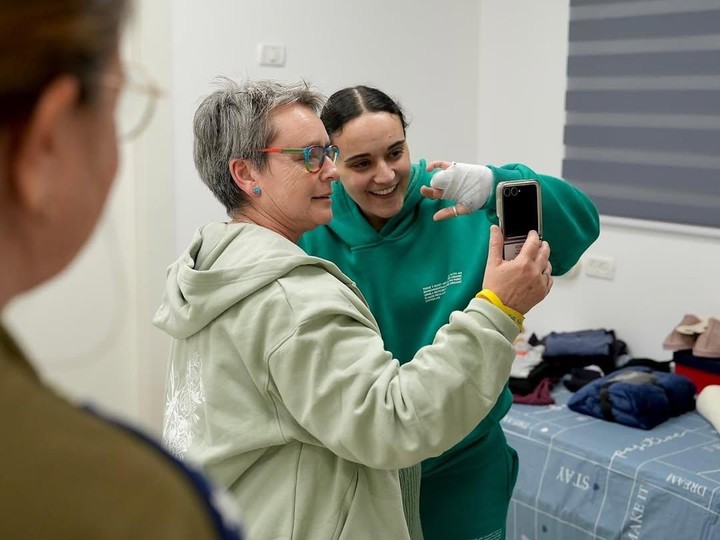 La ex rehén británico-israelí Emily Damari y su madre Mandy mantienen una videollamada tras la liberación de la joven. 