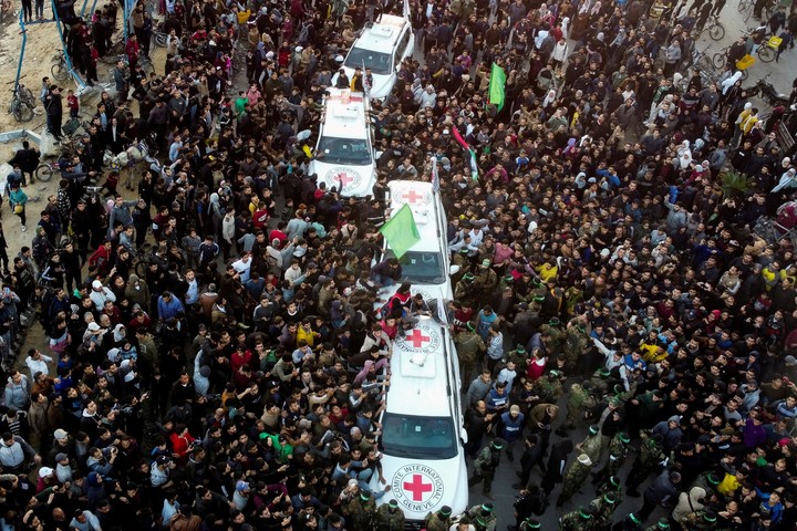 Multitudes rodean las camionetas de la Cruz Roja en Gaza momentos antes de la liberación de las tres rehenes. Foto Reuters / Mahmoud Al-Basos