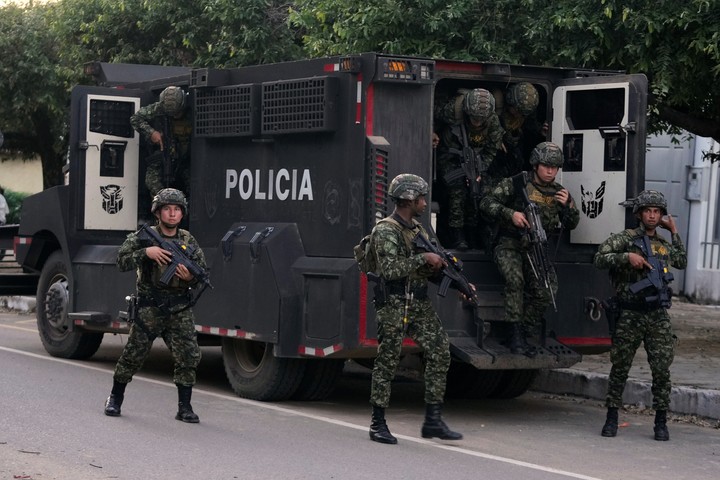 Soldiers de Colombia en Tibu, en la región del Catatumbo, tras los sangrientos choques entre guerrillas, este lunes. Foto: AP   