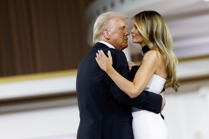 Melania y el presidente Donald Trump, en el baile de gala tras la asunción del nuevo presidente de Estados Unidos. Foto: EFE