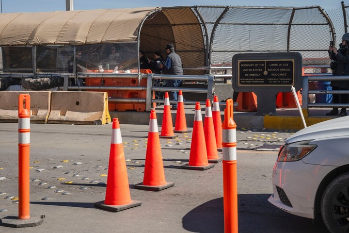 El puente internacional Paso del Norte, que lleva comunica Estados Unidos con Ciudad Juárez, en México, cerrado al tránsito. Foto: BLOOMBERG