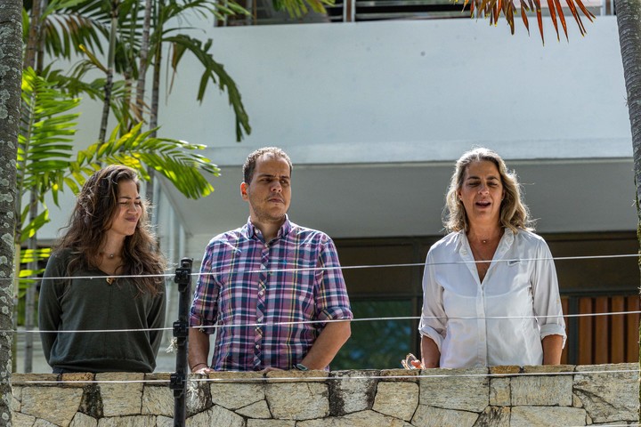 Magalli Meda, a la derecha,  junto con Claudia Macero, Pedro Uchurrurtu, asilados en la embajada de Argentina en Caracas, en octubre de 2024. Foto EFE/Henry Chirinos