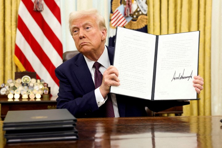 Donald Trump muestra la firma de uno de sus tanto decretos. Foto: Reuter