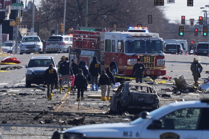 Bomberos y policías en el lugar donde cayó un avión médico este viernes en Filadelfia. Foto: AP  