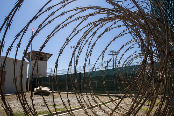 El alambrado y la torre de control de la base de Guantánamo, usada como centro de detención. Foto: AP 