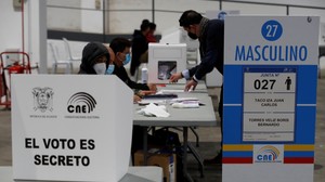 Ciudadanos ecuatorianos votan en el recinto de Barcelona. Foto: EFE.