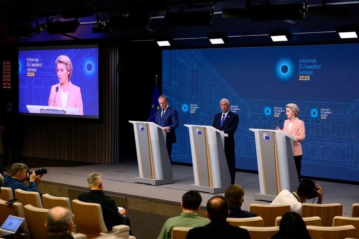 Ursula von der Leyen, presidenta de la Comisión Europea, en una rueda de prensa en Bruselas, esta semana. "Estamos preparados", dijo, para cualquier nuevo arancel estadounidense. Foto John Thys/Agence France-Presse