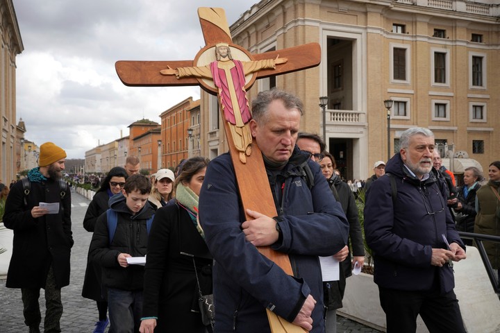 Peregrinos en la Plaza San Pedro, en el Vaticano, como parte de las ceremonias por el Año Jubilar 2025. Foto: AP