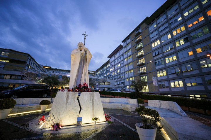 El policlínico Agostino Gemelli, en Roma, donde fue internado el Papa este viernes. Foto: AP 