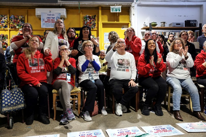 La familia y amigos de Iair Horn se reunieron a ver su liberación juntos. Foto AP. 