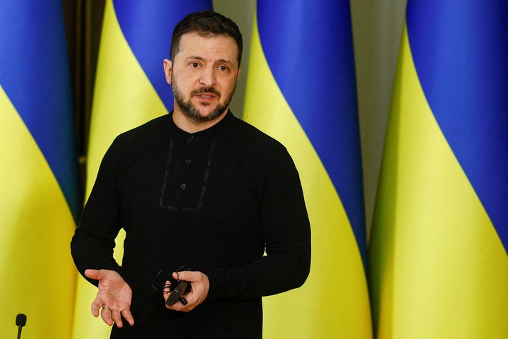 El presidente de Ucrania, Volodimir Zelenski, habla durante una conferencia de prensa conjunta con el secretario del Tesoro de Estados Unidos, Scott Bessent, en medio del ataque de Rusia a Ucrania, en Kiev. Foto Reuters