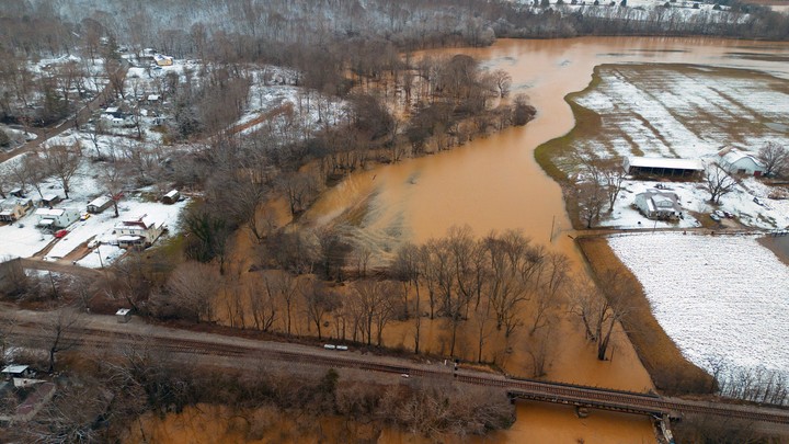 Al menos 11 muertos por fuertes tormentas e inundaciones en el sureste de Estados Unidos. Foto Xinhua
