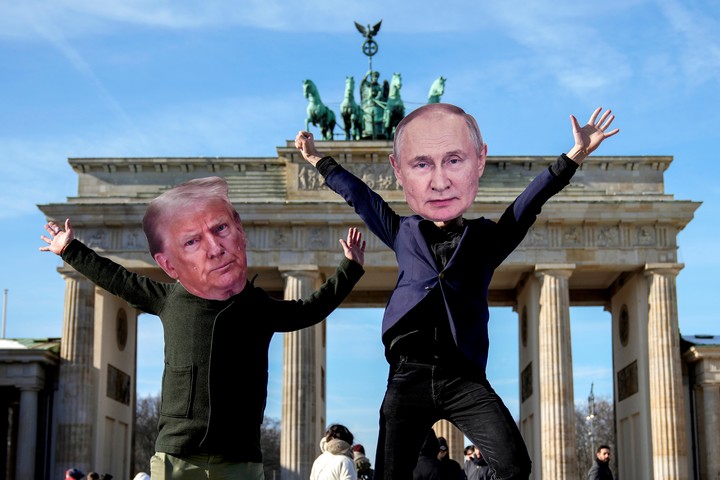 Caricaturas de Donald Trump y Vladimir Putin, en una marcha en Berlín, Alemania. Foto: AP 