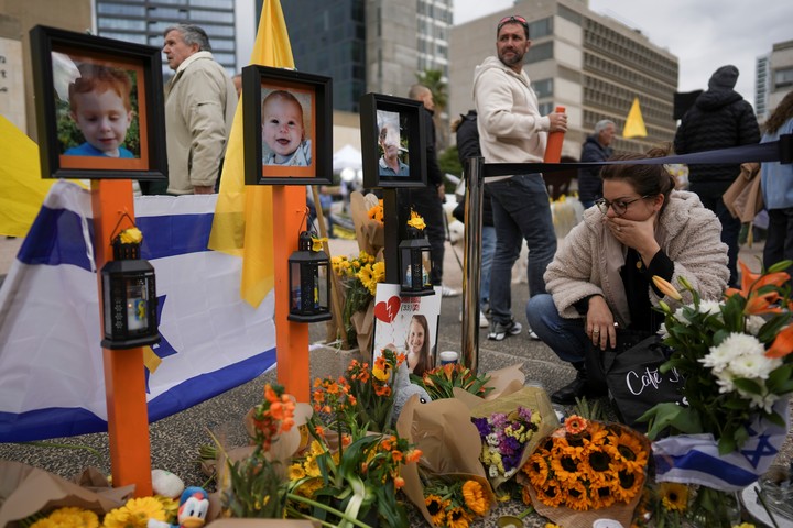 El memoria dedicado a Shiri Bibas y sus dos pequeños hijos Ariel and Kfir, asesinados por los terroristas de Hamas durante el cautiverio. Foto AP.