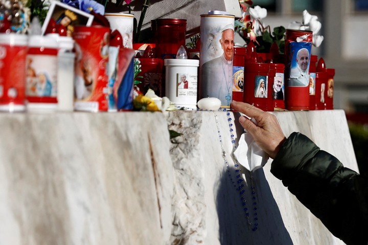 Flores, velas y rosarios en apoyo a Francisco, en un altar frente al hospital Gemelli, en Roma. Foto: REUTERS 