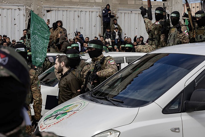 Liberación de un rehén el sábado. Se espera que Israel y Hamás empiecen a discutir la segunda fase del alto el fuego, que exige el fin permanente de los combates, la retirada total de Israel y la liberación de más rehenes israelíes y prisioneros palestinos. Foto Saher Alghorra para The New York Times