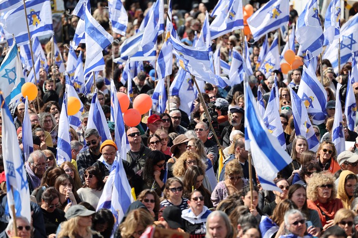 Miles de israelíes se reunieron en Tel Aviv para ver el vivo el funeral de la familia Bibas. Foto: EFE