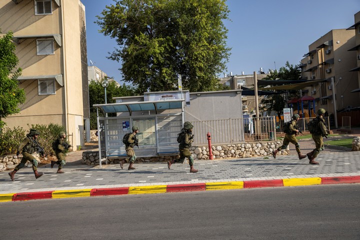 Soldados israelíes patrullando en Sderot, Israel, el día después del ataque de Hamás en 2023. Foto Tamir Kalifa para The New York Times