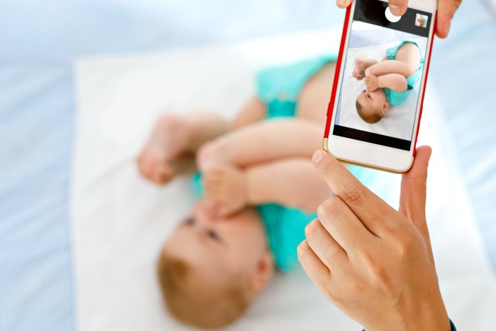 La práctica de compartir fotos, videos o información personal de niños en internet se conoce como "sharenting". (Foto ilustrativa: Shutterstock)