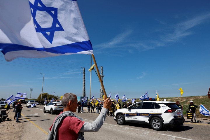 La procesión fúnebre por Shlomo Mantzur, de 85 años, quien fue secuestrado de su casa en el kibutz Kissufim durante el mortal ataque del 7 de octubre de 2023. Foto Reuters