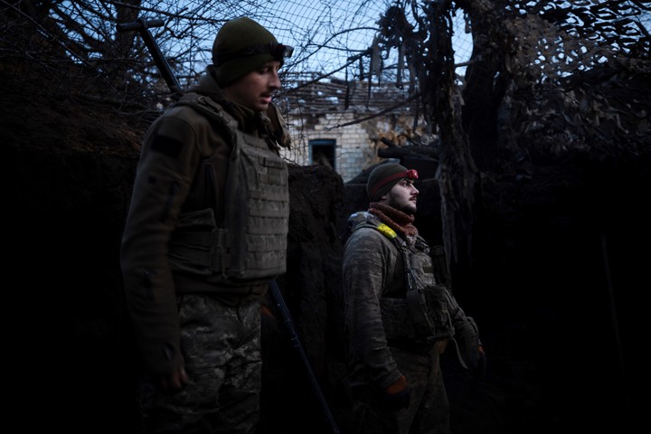 Soldados ucranianos de la 148ª Brigada de Artillería Separada Zhytomyr en la línea del frente en el este de Ucrania en febrero. Foto Tyler Hicks/The New York Times