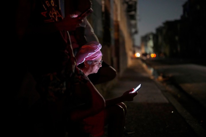 La red eléctrica de Cuba colapsó el viernes por la noche. Foto AP/Ram+on Espinosa