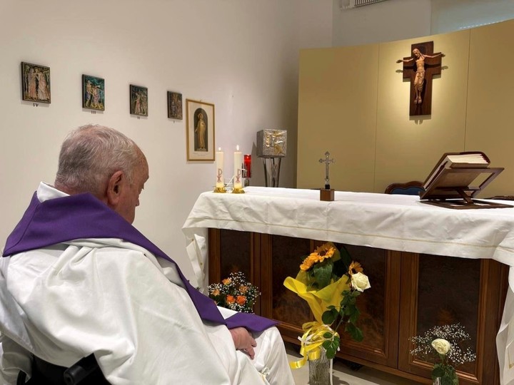 La primera foto del Papa desde su internación. Foto: AP