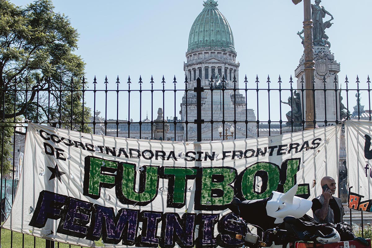 Calles militarizadas, consignas contra el FMI y medidas judiciales: nueva marcha en apoyo a los jubilados en un clima hostil