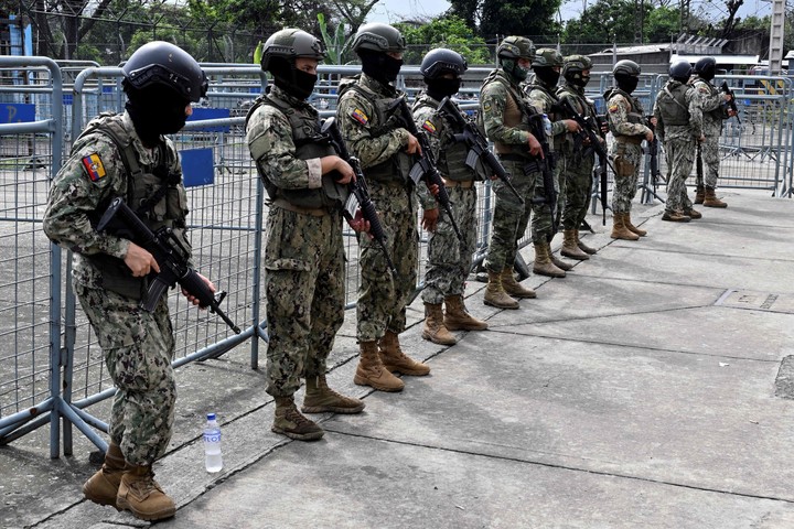 Militares en guardia frente a una prisión de máxima seguridad en Guayaquil, donde están presos líderes del narcotráfico. Foto: AFP  