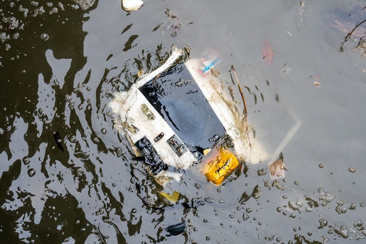 Restos del helicóptero que se desplomó el jueves en el río Hudson, en Nueva York. Foto: BLOOMBERG 