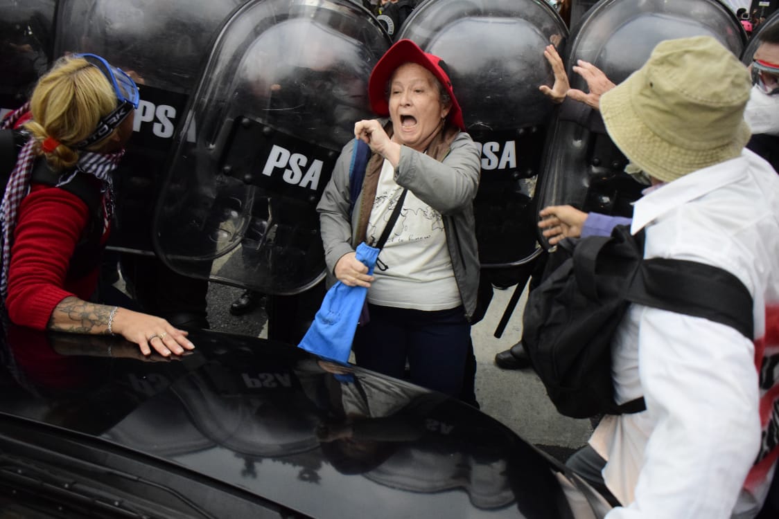 Los fotógrafos de Tiempo Edgardo Gómez y Eduardo Sarapura, gaseados y golpeados por la policía en el Congreso